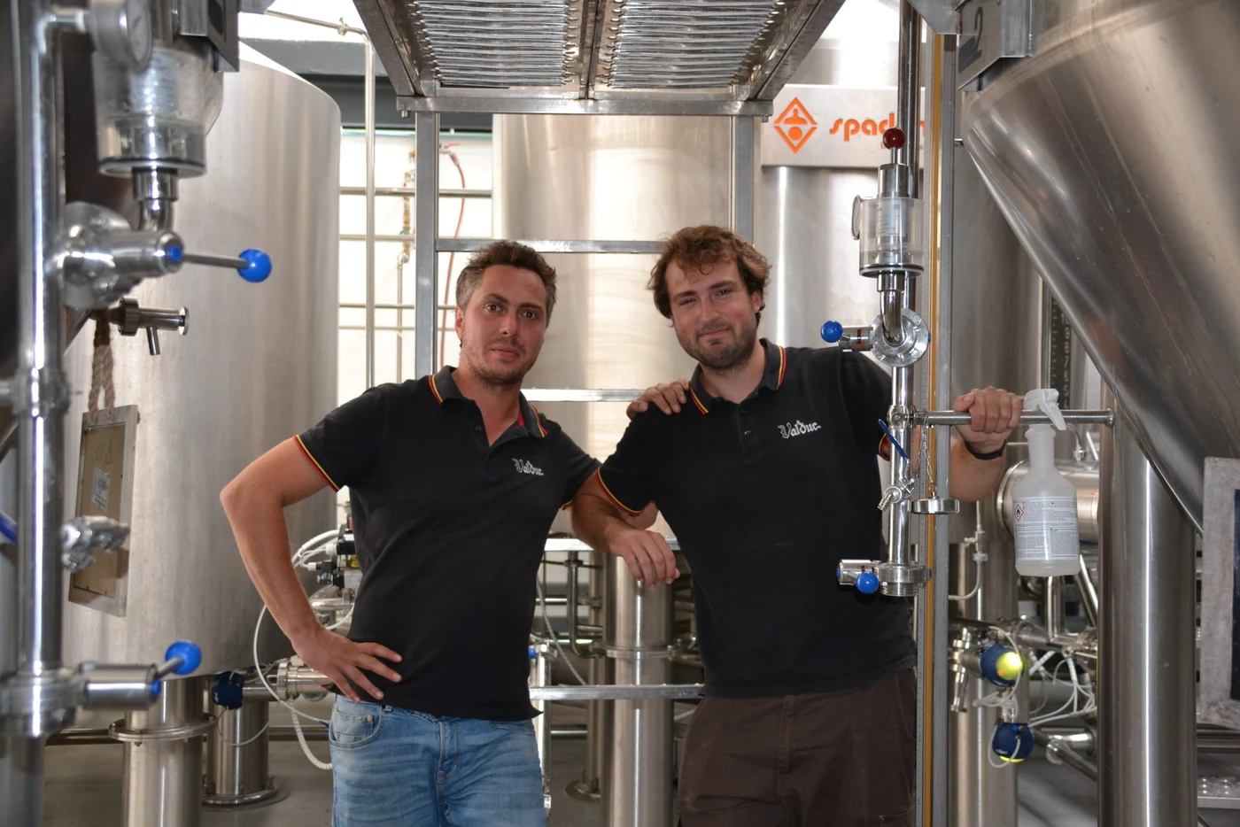 Antoine Limbourg et Peter Gerard devant les cuves, photographie d’archive de 2016