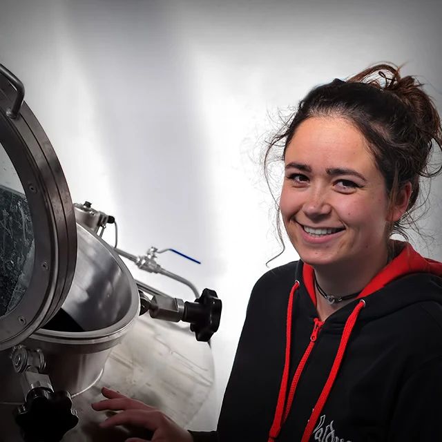 Léa Hagenbach dans la salle de brassage