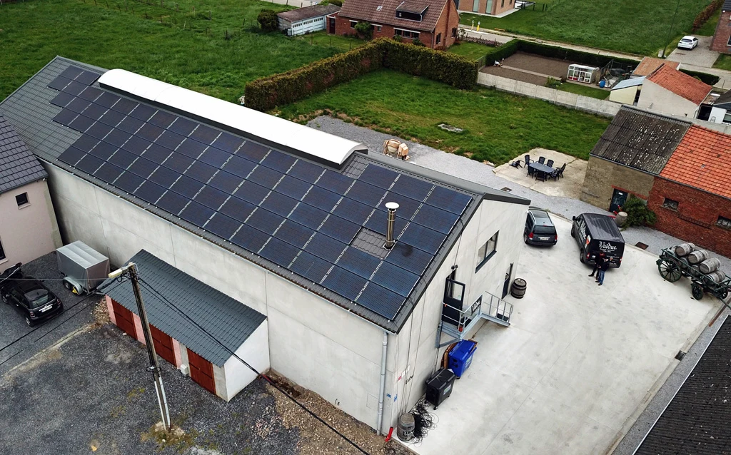 Panneaux photovoltaïques sur le toit de la brasserie Valduc-Thor