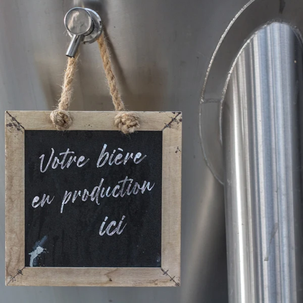 Panneau de cuve annonçant votre bière en production
