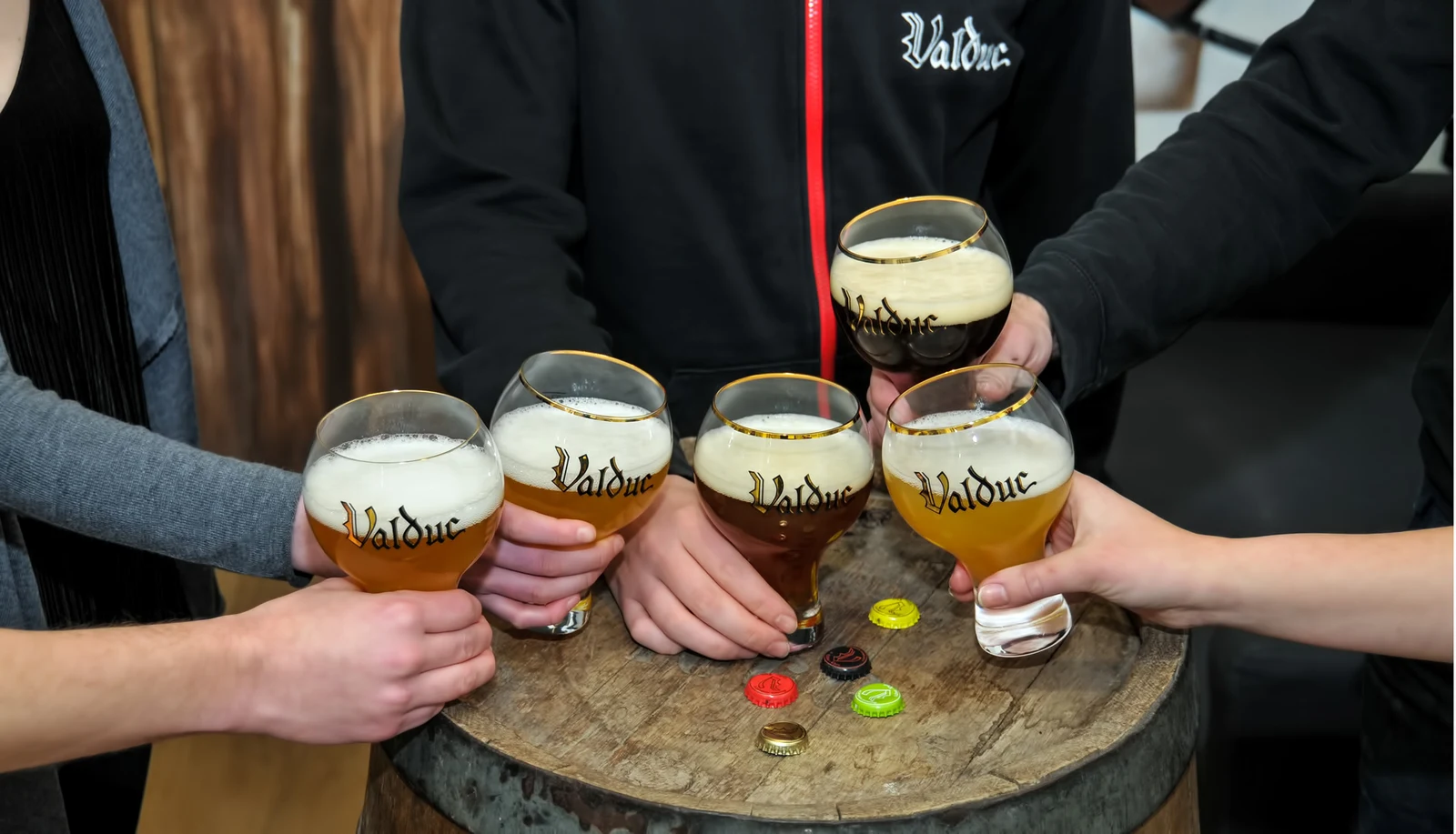 L’équipe trinque avec des verres Valduc